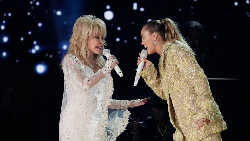 Dolly Parton (l.) und Miley Cyrus bei einem gemeinsamen Auftritt im Jahr 2019. Dolly Parton (l.) und Miley Cyrus bei einem gemeinsamen Auftritt im Jahr 2019.