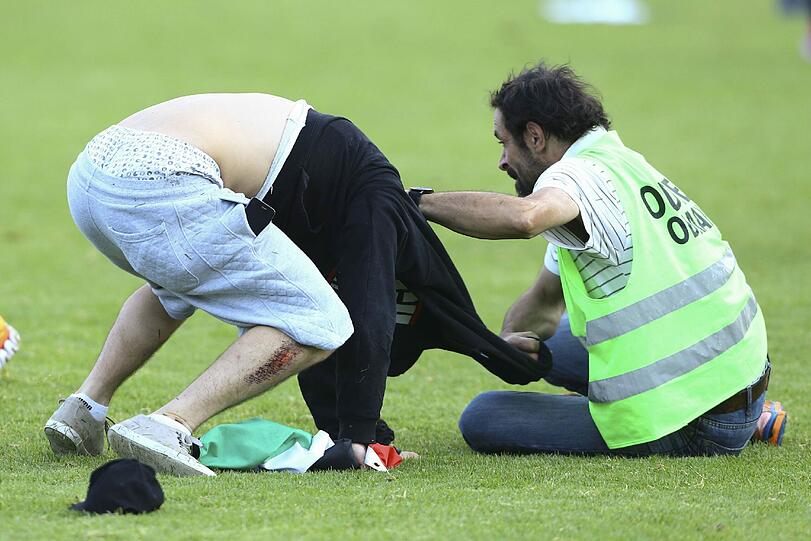 Hass und Gewalt: Prügel-Fans stürmen das Feld mit Palästina-Fahnen und gehen auf die Spieler der israelischen Mannschaft los. Die Bilder.