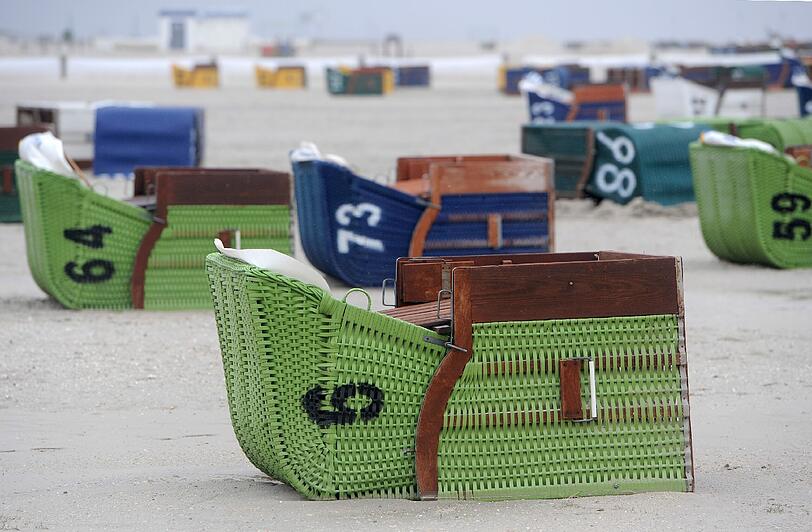 Wer sich am Dienstag die stürmische Nordsee ansehen wollte, musste auf Strandkörbe verzichten, die hatte Sturmtief Niklas nämlich umgeworfen.