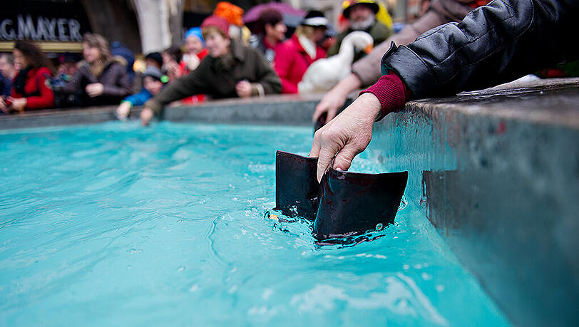 Jedes Jahr am Aschermittwoch waschen die Vertreter des Rathauses und zahlreiche Münchner ihren Geldbeutel im Fischbrunnen. (Archivbild) Jedes Jahr am Aschermittwoch waschen die Vertreter des Rathauses und zahlreiche Münchner ihren Geldbeutel im Fischbrunnen. (Archivbild)