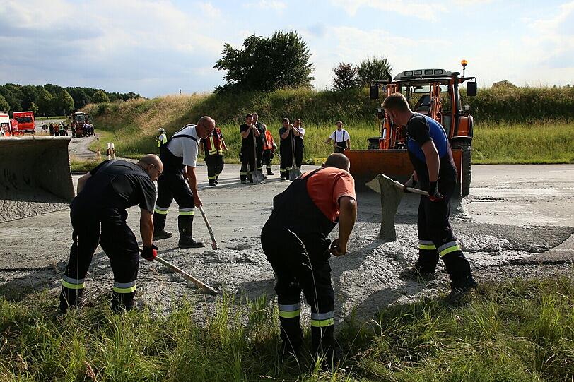 Bohrschlamm auf der B12 bei Forstinning löste ein Verkehrschaos aus. Bis weit in die Nacht hinein kam es zu Behinderungen.