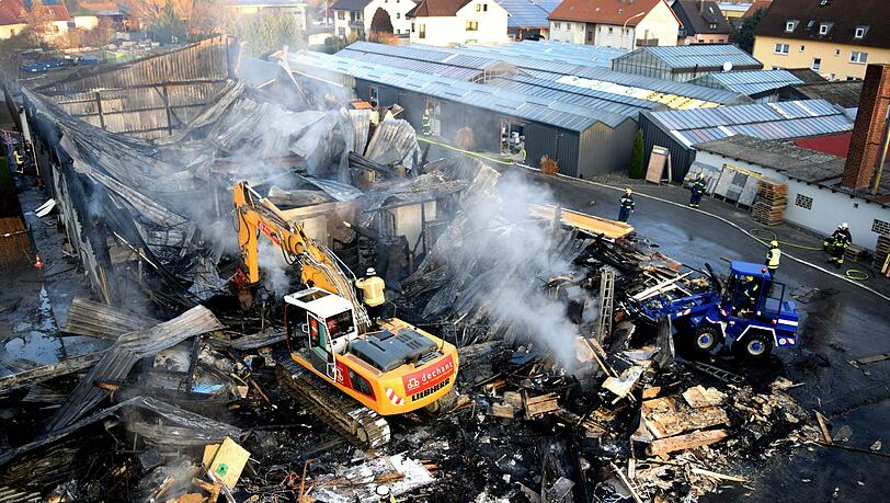 Von der Halle ist nach dem Feuer nicht mehr viel übriggeblieben. Von der Halle ist nach dem Feuer nicht mehr viel übriggeblieben.