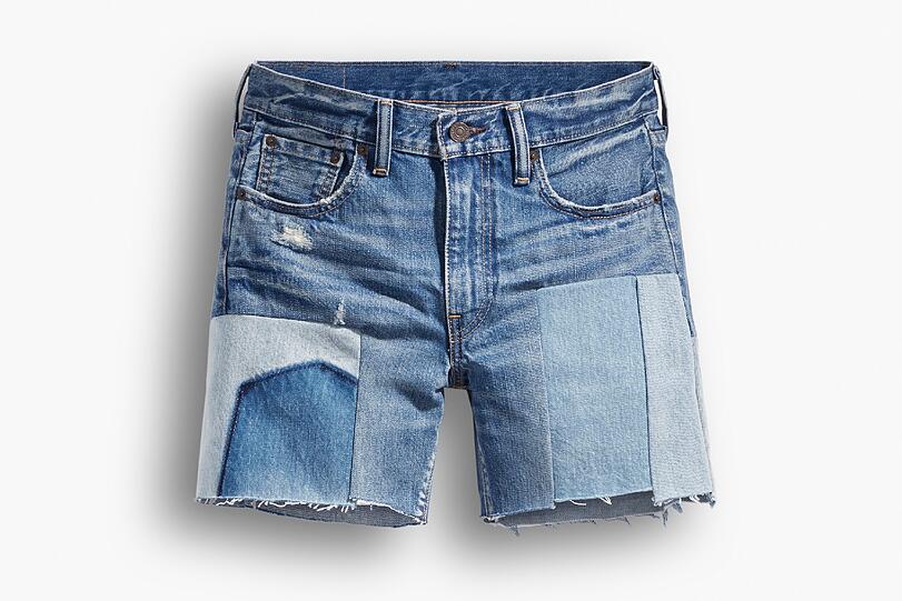 Kurz darf die Jeans in diesem Sommer sein. Und gern auch in Flick-Optik, wie hier bei einem Modell der Marke Levis.
