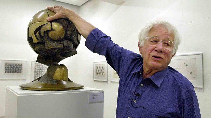 Der Bildhauer Fritz Koenig (&dagger;) 2002 in Landshut.