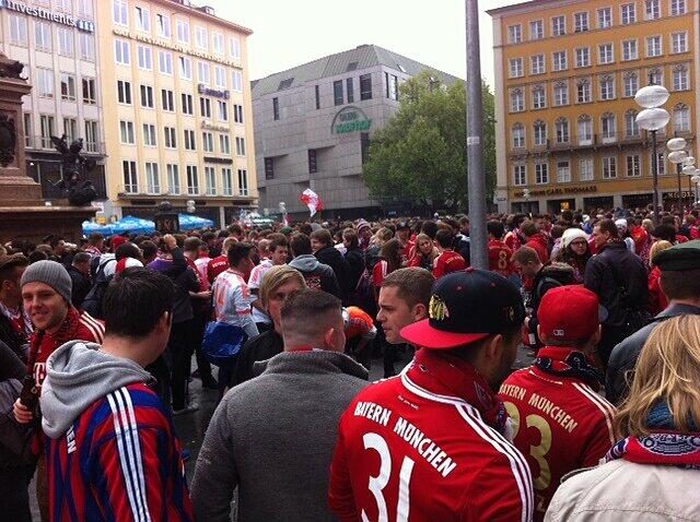 Die Bayernfans sind bereit für einen außergewöhnlichen Fußballabend. Bei brittischem Wetter und bayerischem Bier präsentieren sie die Fans lautstark am Marienplatz. Die besten Bilder.