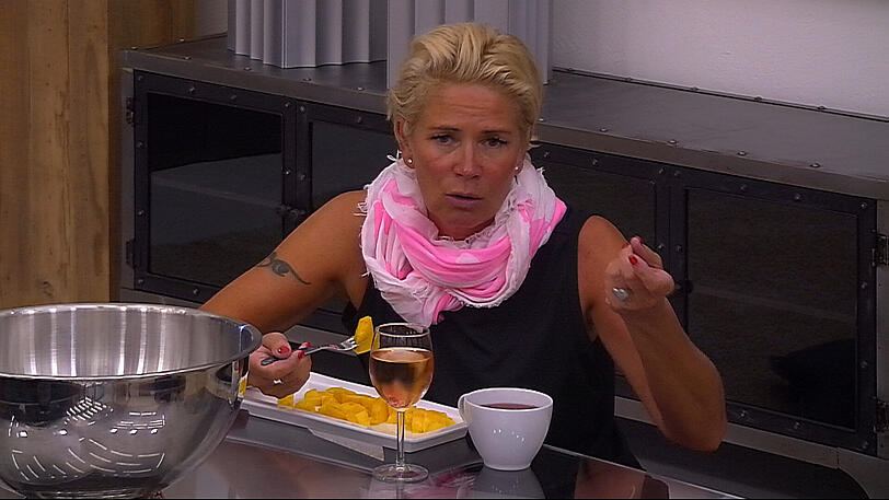 Im Luxusbereich cremt sich Claudia ein, putzt sich die Zähne, trinkt ein Glas Wein, isst frisch geschnittenes Obst und berichtet vom Leben im Keller.