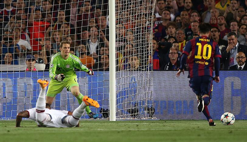 "Ehrlich gesagt, würde ich gerne jeden von euch sehen, wie er gegen Messi verteidigt&ldquo;, sagt Bayerns Jérôme Boateng (am Boden), nachdem ihm der Barça-Star (r.) 2015 Knoten in die Beine gespielt hat.