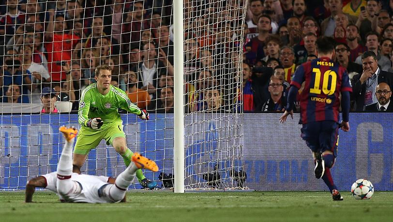 "Ehrlich gesagt, würde ich gerne jeden von euch sehen, wie er gegen Messi verteidigt“, sagt Bayerns Jérôme Boateng (am Boden), nachdem ihm der Barça-Star (r.) 2015 Knoten in die Beine gespielt hat. "Ehrlich gesagt, würde ich gerne jeden von euch sehen, wie er gegen Messi verteidigt“, sagt Bayerns Jérôme Boateng (am Boden), nachdem ihm der Barça-Star (r.) 2015 Knoten in die Beine gespielt hat.