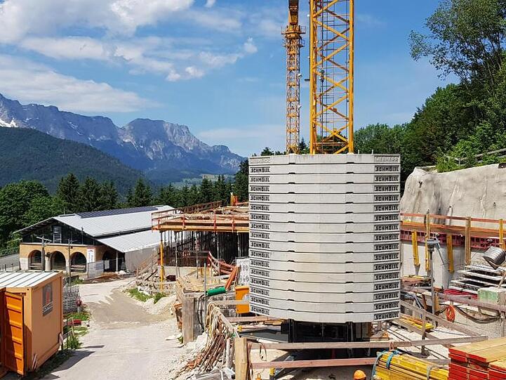 Das Foto zeigt die Baustelle am Dokumentationszentrum Obersalzberg. Der Bau wird mit 30,1 Millionen Euro nun mehr als doppelt so teuer wie ehemals geplant.