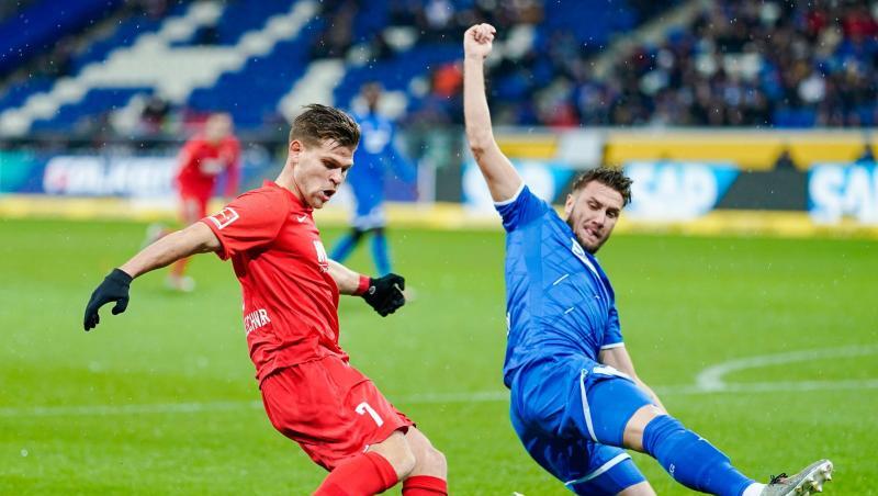 Augsburgs Florian Niederlechner und Hoffenheims Ermin Bicakcic (l-r.) im Zweikampf um den Ball. Foto: Uwe Anspach/dpa Augsburgs Florian Niederlechner und Hoffenheims Ermin Bicakcic (l-r.) im Zweikampf um den Ball. Foto: Uwe Anspach/dpa