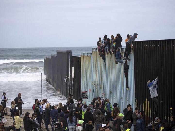 Irgendwie auf die andere Seite kommen: Migranten aus Zentralamerika erreichen den Grenzzaun zu den USA in Tijuana.