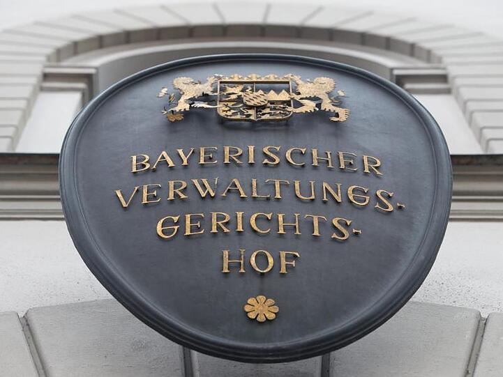 Ein Metallschild mit der Aufschrift "Bayerischer Verwaltungsgerichtshof" hängt an der Fassade des bayerischen Verwaltungsgerichtshof. Foto: Peter Kneffel/dpa/Archivbild