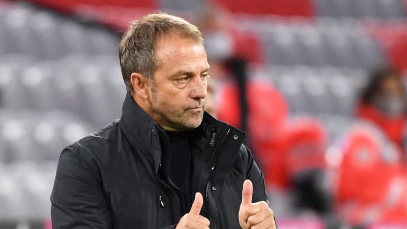 Münchens Trainer Hansi Flick zeigt beide Daumen nach oben.