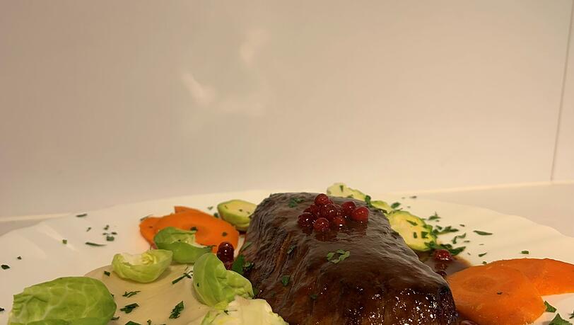. . . und empfiehlt ein Rezept für dieses Hirschsteak mit Portweinjus und Selleriepüree. . . . und empfiehlt ein Rezept für dieses Hirschsteak mit Portweinjus und Selleriepüree.