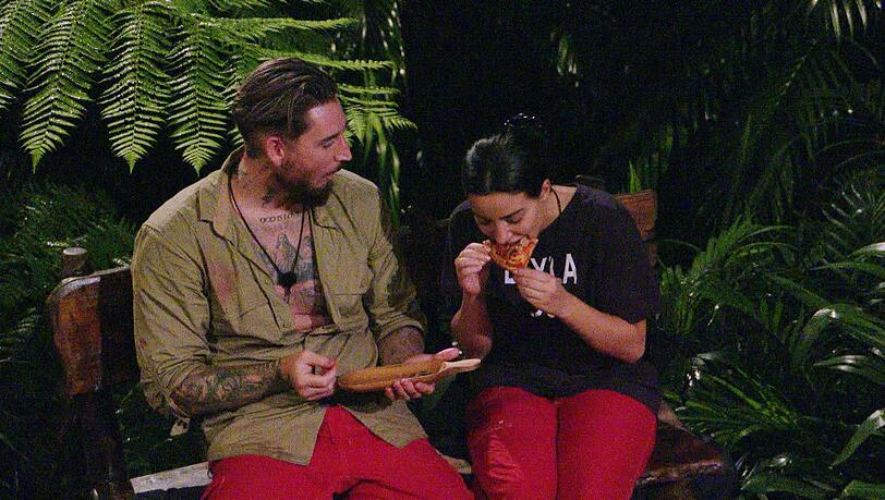 Ein Pizzastück für elf Camper? Leyla und Mike entschieden sich, dieses lieber selbst zu essen. Ein Pizzastück für elf Camper? Leyla und Mike entschieden sich, dieses lieber selbst zu essen.