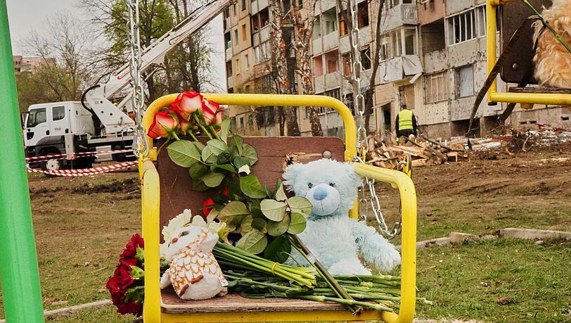 Bei einem russischen Luftangriff in der Ukraine sind mehrere Kinder und Jugendliche getötet worden.