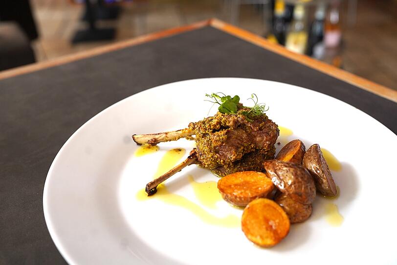Vierter Gang: Lamm-Karrees mit Pistazienkruste an Rosmarin-Bratkartoffeln. Vierter Gang: Lamm-Karrees mit Pistazienkruste an Rosmarin-Bratkartoffeln.