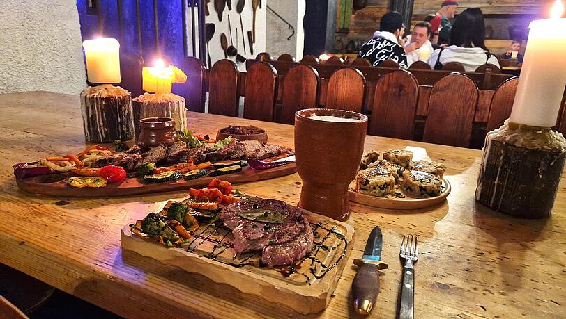 An den rustikalen Holztischen fühlen Sie sich wie ein Ritter der Tafelrunde. An den rustikalen Holztischen fühlen Sie sich wie ein Ritter der Tafelrunde.