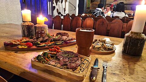 An den rustikalen Holztischen f&uuml;hlen Sie sich wie ein Ritter der Tafelrunde.