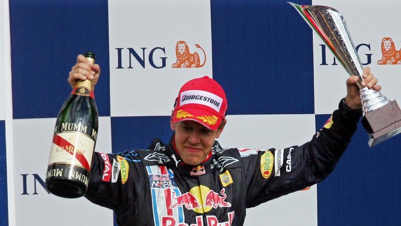 Sebastian Vettel freute sich über seinen Dritten Platz in Spa wie über einen Sieg. Sebastian Vettel freute sich über seinen Dritten Platz in Spa wie über einen Sieg.
