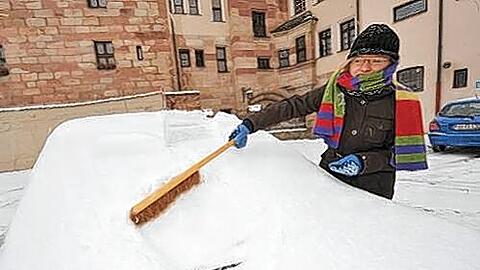 Frühsport: Wer sein Auto braucht, muss es morgens erstmal vom Schnee befreien.