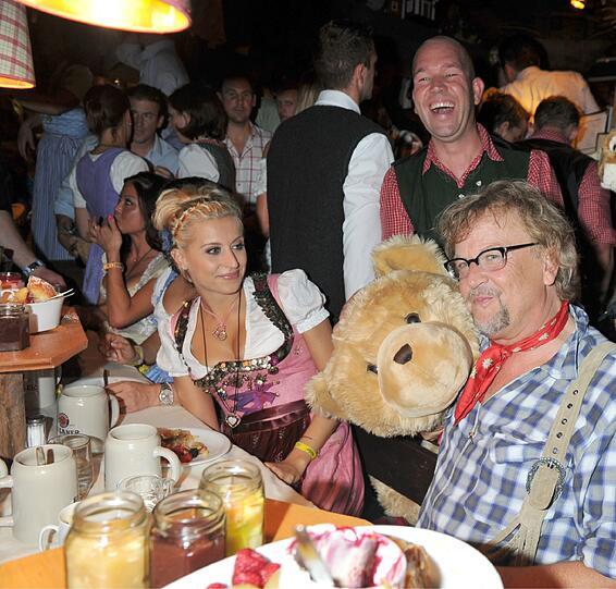 Auch am mittleren Samstag feiern die Promis auf der Wiesn. Hauptanziehungspunkte: Käferzelt und Hippodrom - Die Bilder