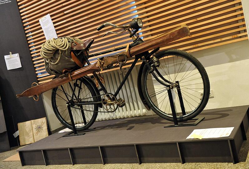 Ab Donnerstag, dem 24. November, sind rund 250 Exponate zu sehen. Ein Fahrrad, mit Skiern und Rucksack bepackt: So fuhren passionierte Bergsteiger, die sich kein Auto oder Motorrad leisten konnten, in die Berge zum Wandern. Weitere Ausstellungsstücke sind...