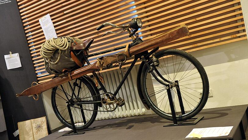 Ab Donnerstag, dem 24. November, sind rund 250 Exponate zu sehen. Ein Fahrrad, mit Skiern und Rucksack bepackt: So fuhren passionierte Bergsteiger, die sich kein Auto oder Motorrad leisten konnten, in die Berge zum Wandern. Weitere Ausstellungsstücke sind... Ab Donnerstag, dem 24. November, sind rund 250 Exponate zu sehen. Ein Fahrrad, mit Skiern und Rucksack bepackt: So fuhren passionierte Bergsteiger, die sich kein Auto oder Motorrad leisten konnten, in die Berge zum Wandern. Weitere Ausstellungsstücke sind...