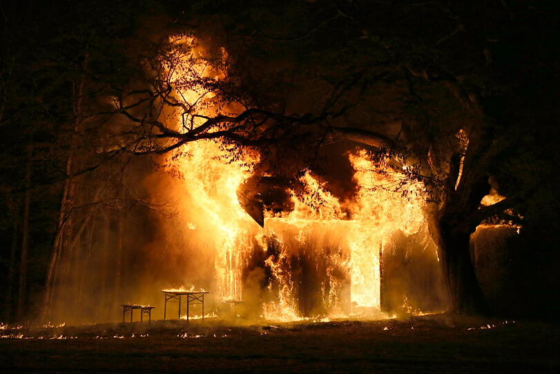 Die kleine Hütte am Waldrand stand beim Eintreffen der Feuerwehr im Volbrand. Die Flammen schlugen teilweise bis zu zwölf Meter hoch.