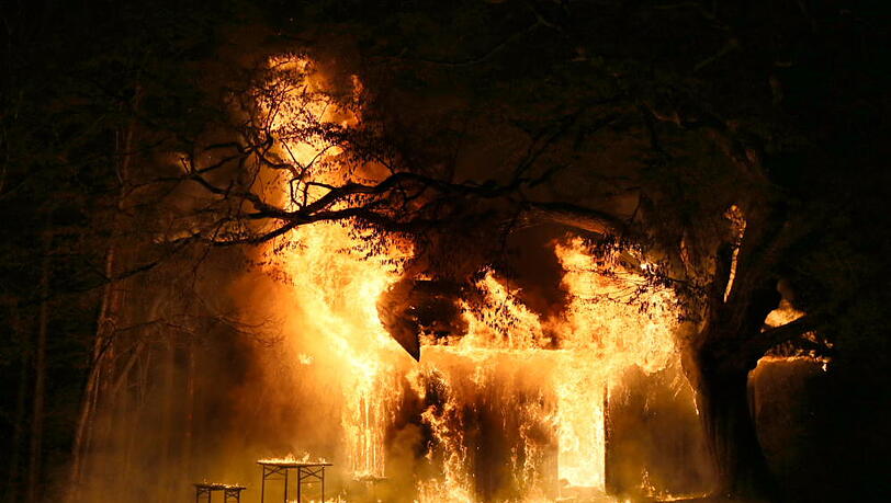 Die kleine Hütte am Waldrand stand beim Eintreffen der Feuerwehr im Volbrand. Die Flammen schlugen teilweise bis zu zwölf Meter hoch. Die kleine Hütte am Waldrand stand beim Eintreffen der Feuerwehr im Volbrand. Die Flammen schlugen teilweise bis zu zwölf Meter hoch.