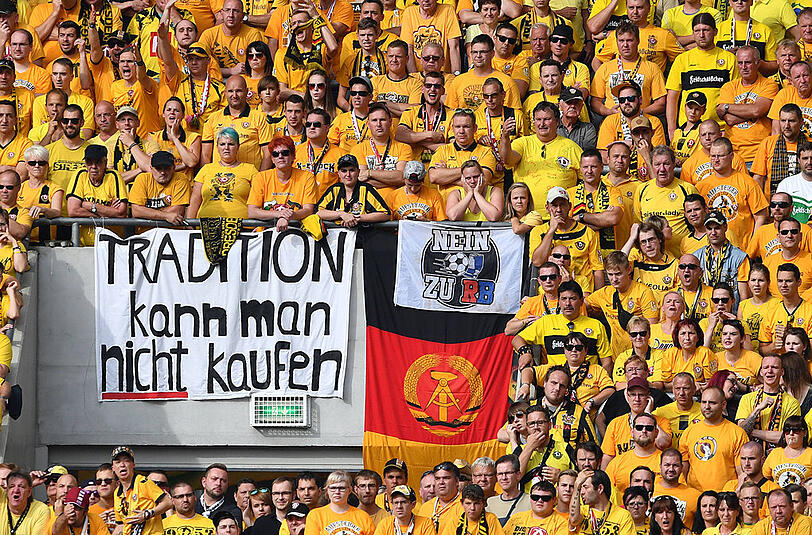 Auch mit Tranparenten demonstrierten Dresdner Fans gegen den "Dosenklub" aus Leipzig. Achtung: Auf den beiden nächsten Bildern wird es eklig.