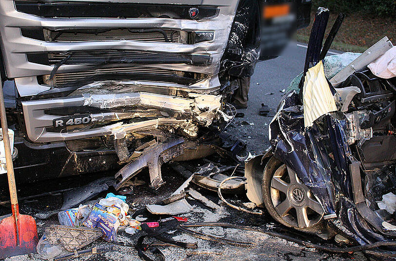 Bei dem Crash wurde der VW Touran komplett zerstört. Die Bilder von der Unfallstelle.
