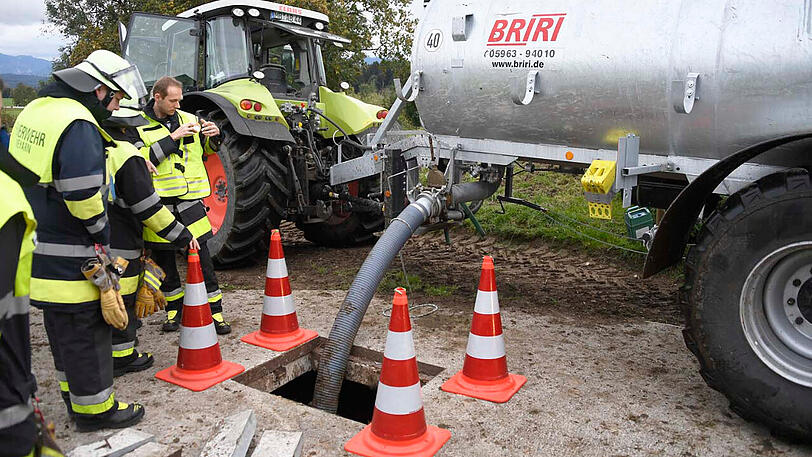 Sechs Stunden lang kämpften zahlreiche Hilfskräfte in Großpienzenau in der Gemeinde Weyarn um die Rettung einer 500 Kilogramm schweren Kuh, die in eine Odelgrube gestürzt war.