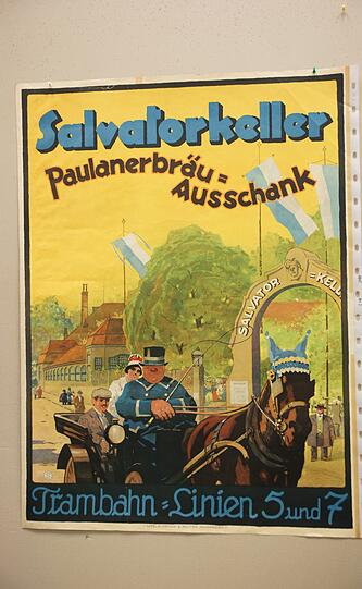 1905: Mit der 5er und 7er Tram geht&rsquo;s zum Ausschank auf den Nockherberg, das erklärt dieses Plakat von Paulaner den bierdurstigen Münchnern hier sehr übersichtlich. Mit der Pferdekutsche kommt man, wie man sieht, ebenso bequem bis vors Tor vom Salvatorkeller.