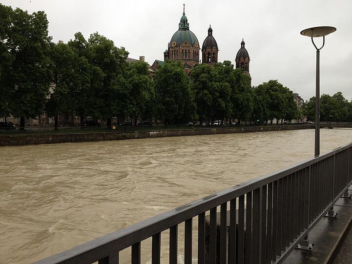 Vor allem ältere Häuser, wo das Wasser in die Keller sickert, könnte es treffen.