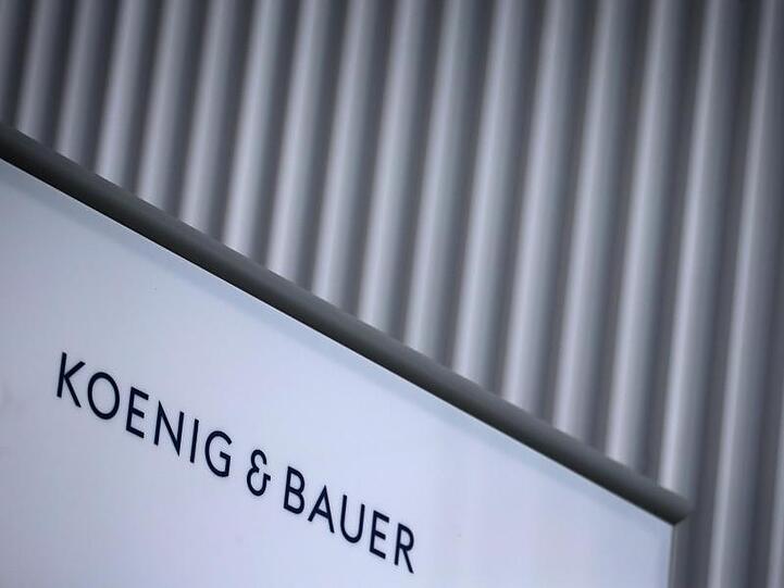 Das Logo des Druckmaschinenherstellers Koenig & Bauer ist am Hauptsitz zu sehen. Foto: Karl-Josef Hildenbrand/dpa/Archivbild