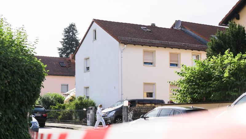 Eine Mitarbeiterin der Spurensicherung steht vor einem Einfamilienhaus. Foto: Silas Stein Eine Mitarbeiterin der Spurensicherung steht vor einem Einfamilienhaus. Foto: Silas Stein