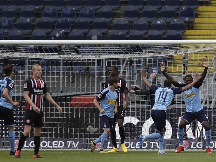 Gladbachs Torschütze Marcus Thuram (r) jubelt nach seinem Treffer zum zwischenzeitlichen 2:0.