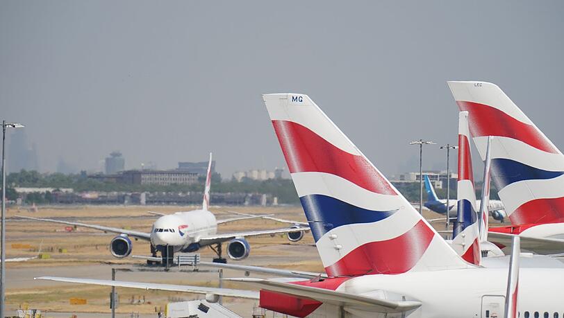  Lange Schlangen an britischen Flughäfen 