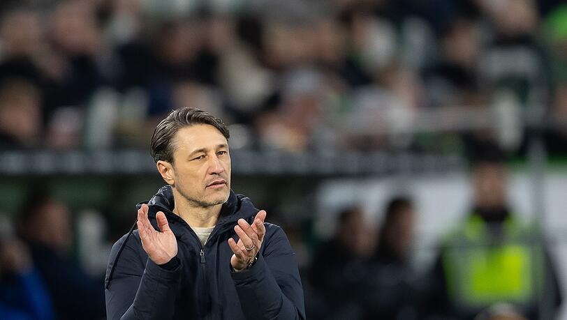 Niko Kovac steht am Spielfeldrand in der Volkswagen Arena.