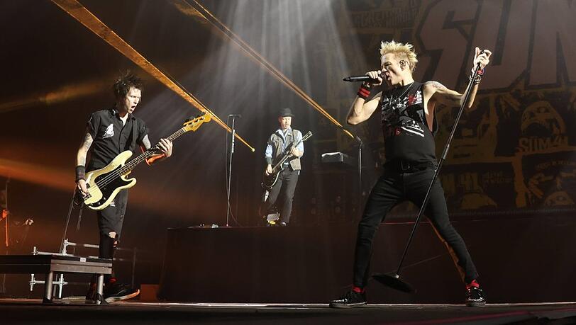 Sum-41-Frontmann Deryck Whibley (re.) ist an einer Lungenentz&uuml;ndung erkrankt.