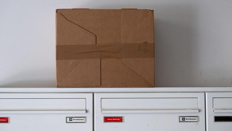 Auch DHL hat seinen Paketdienst in die USA deutlich eingeschränkt. (Archivbild)