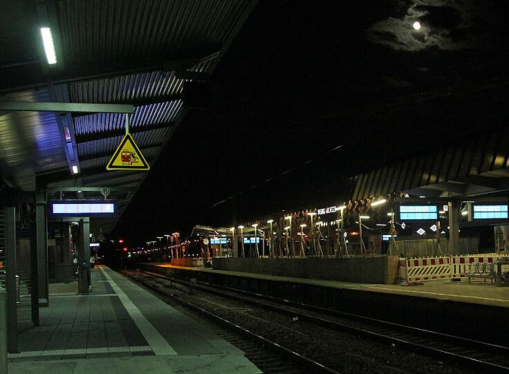 "Neues Stellwerk Pasing". 78 Stunden Bahnverkehr mit Hindernissen. Der Bahnsteig ist geschlossen.