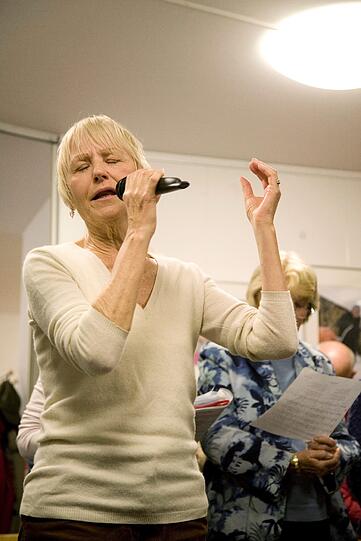 Gisela Masseck (72) legt ganz viel Gefühl in den Song von Christina Aguilera.
