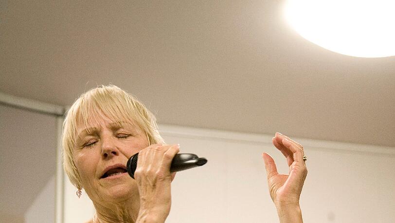Gisela Masseck (72) legt ganz viel Gefühl in den Song von Christina Aguilera. Gisela Masseck (72) legt ganz viel Gefühl in den Song von Christina Aguilera.