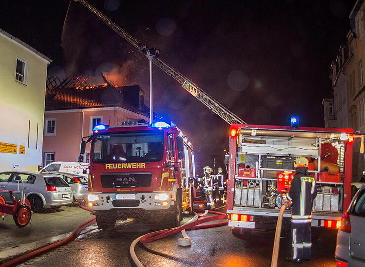 Anwohner gafften auf die brennende Flüchtlingsunterkunft, klatschten Beifall und behinderten die Löscharbeiten der Feuerwehr.