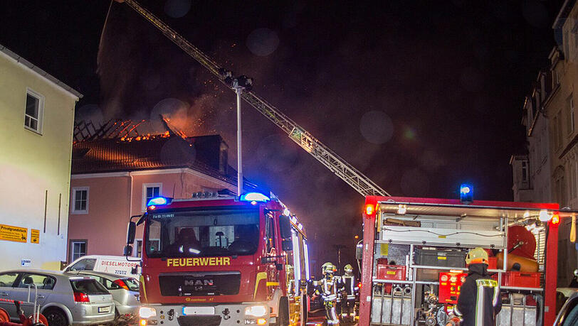 Anwohner gafften auf die brennende Flüchtlingsunterkunft, klatschten Beifall und behinderten die Löscharbeiten der Feuerwehr. Anwohner gafften auf die brennende Flüchtlingsunterkunft, klatschten Beifall und behinderten die Löscharbeiten der Feuerwehr.