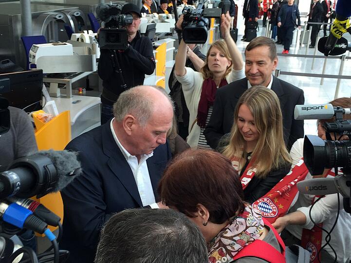 Uli Hoeneß am Münchner Flughafen kurz vor dem Abflug nach Lissabon.