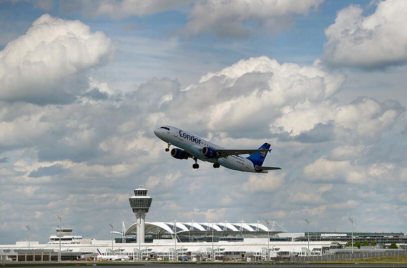 Vorsicht bei Start und Landung &ndash; es könnte eng werden. &bdquo;Komplett ausgebucht&ldquo; ist der Münchner Flughafen, so der Geschäftsführer. Aber wenn es die dritte Start- und Landebahn gäbe...