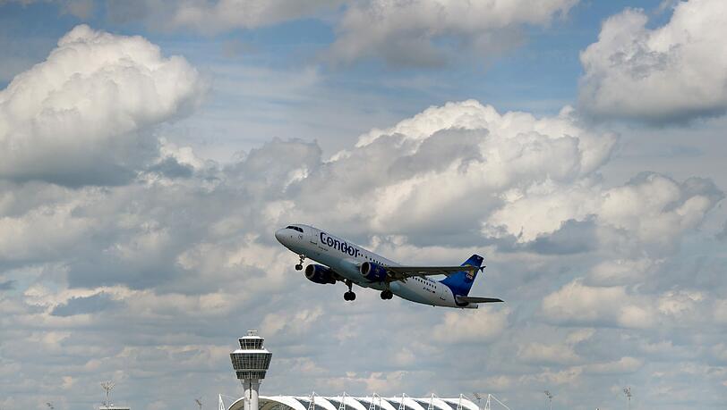 Vorsicht bei Start und Landung – es könnte eng werden. „Komplett ausgebucht“ ist der Münchner Flughafen, so der Geschäftsführer. Aber wenn es die dritte Start- und Landebahn gäbe... Vorsicht bei Start und Landung – es könnte eng werden. „Komplett ausgebucht“ ist der Münchner Flughafen, so der Geschäftsführer. Aber wenn es die dritte Start- und Landebahn gäbe...
